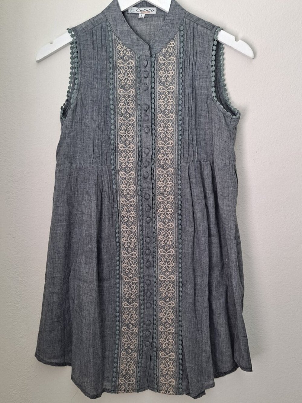 NWOT embroidered sleeveless tunic top